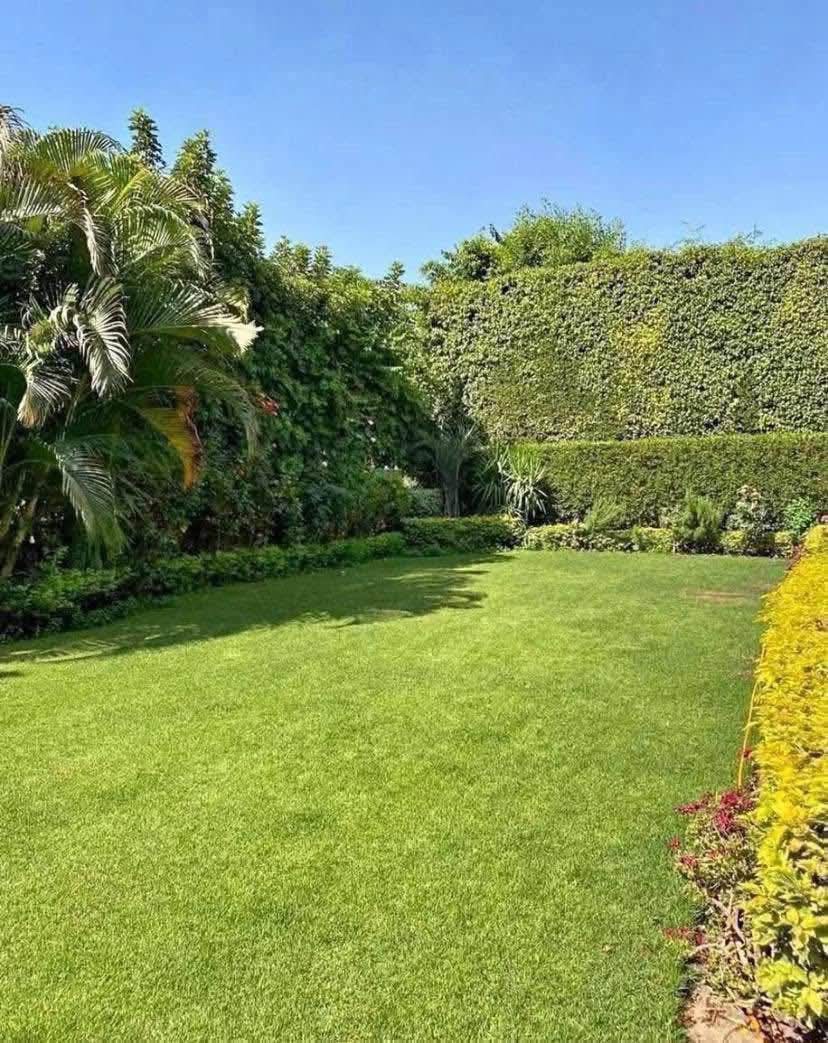 فيلا للبيع بجوار سوديك ايست مباشرةً  متشطبه بالكامل سوبر لوكس