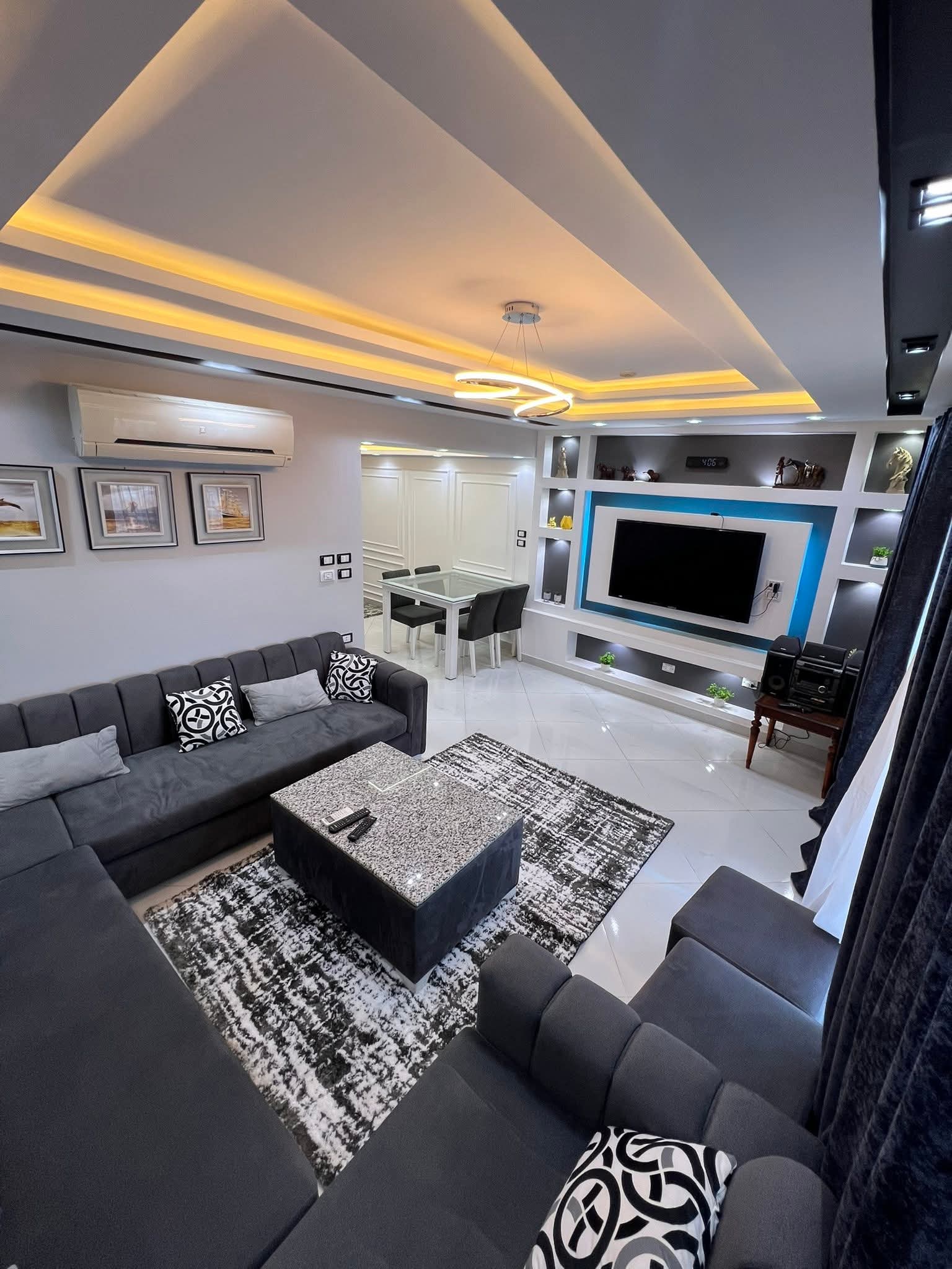 للإيجار شاليه في بورتو السخنة الاهرمات  من المالك مباشرة بدون عمولات وبدون وسيط شاليه في برج خفرع في المنتصف 110 متر في الدور السابع قدام بسين الدولفين  مباشرة الشاليه Ultra vip حرفيا