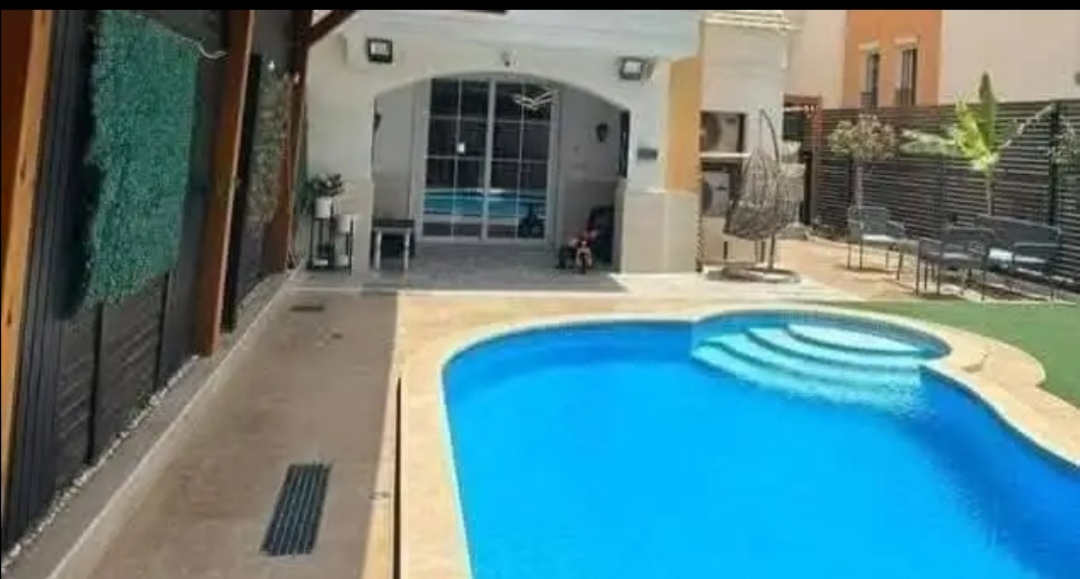 فيلا للبيع لقطه بكمبوند ب القاهرة الجديدة بجوار مدينتي