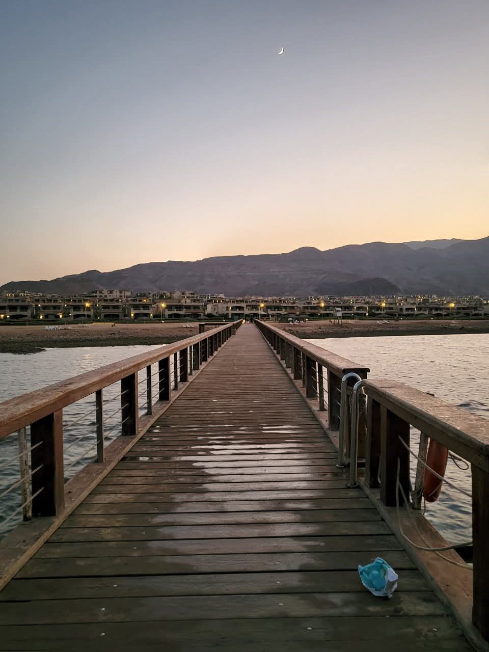 شاليه للبيع في العين السخنه علي بعد دقايق من بورتو السخنه  مطلوب1مليون و600  فقط!!! واسكن فيه تاني يوم فرصه متتعوضش  مساحه 180 وتقسيمه مميزه جدا  الشاليه علي البحر مباشره