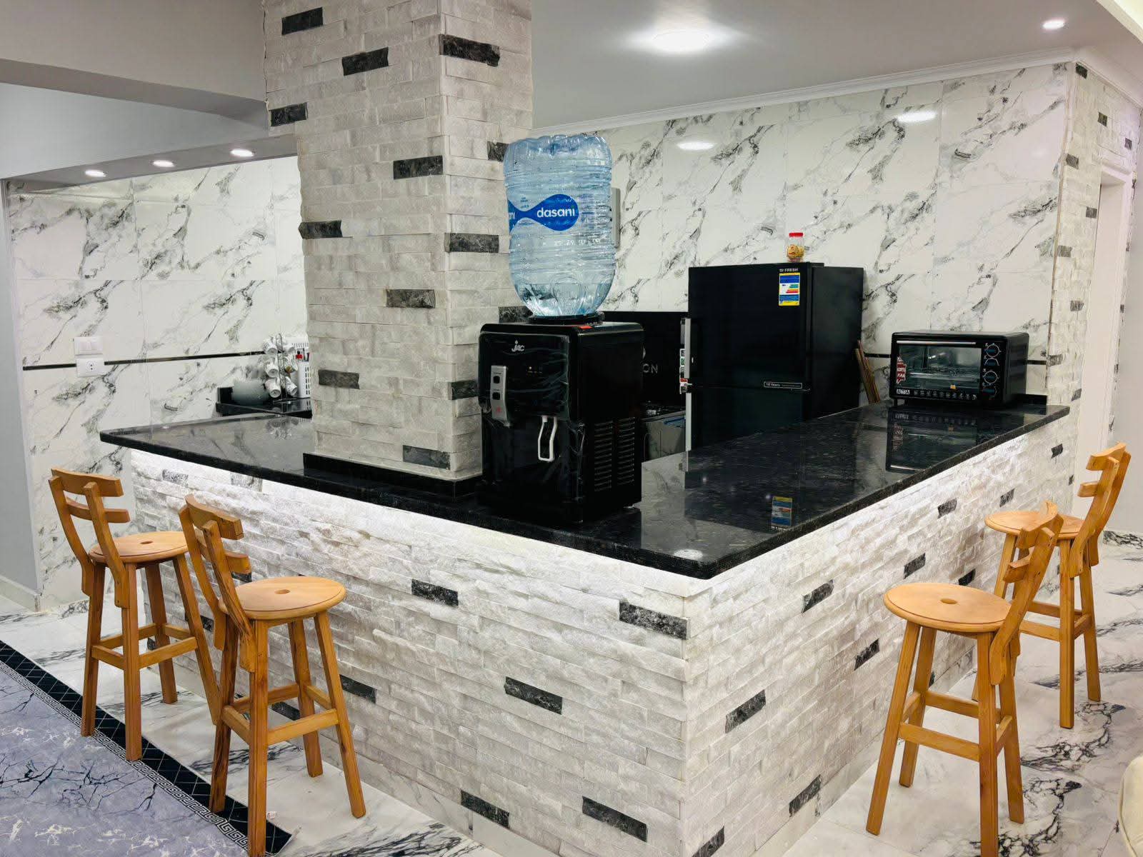 متاح للايجار شاليه ارضي بجنينه خاصه بقريه زمرده الساحل الشمالي  4 غرف مكيفه  3 حمام  مطبخ +ريسيبشن كبير تشطيب وعفش واجهزه جديده  (هناك عروض اخري)