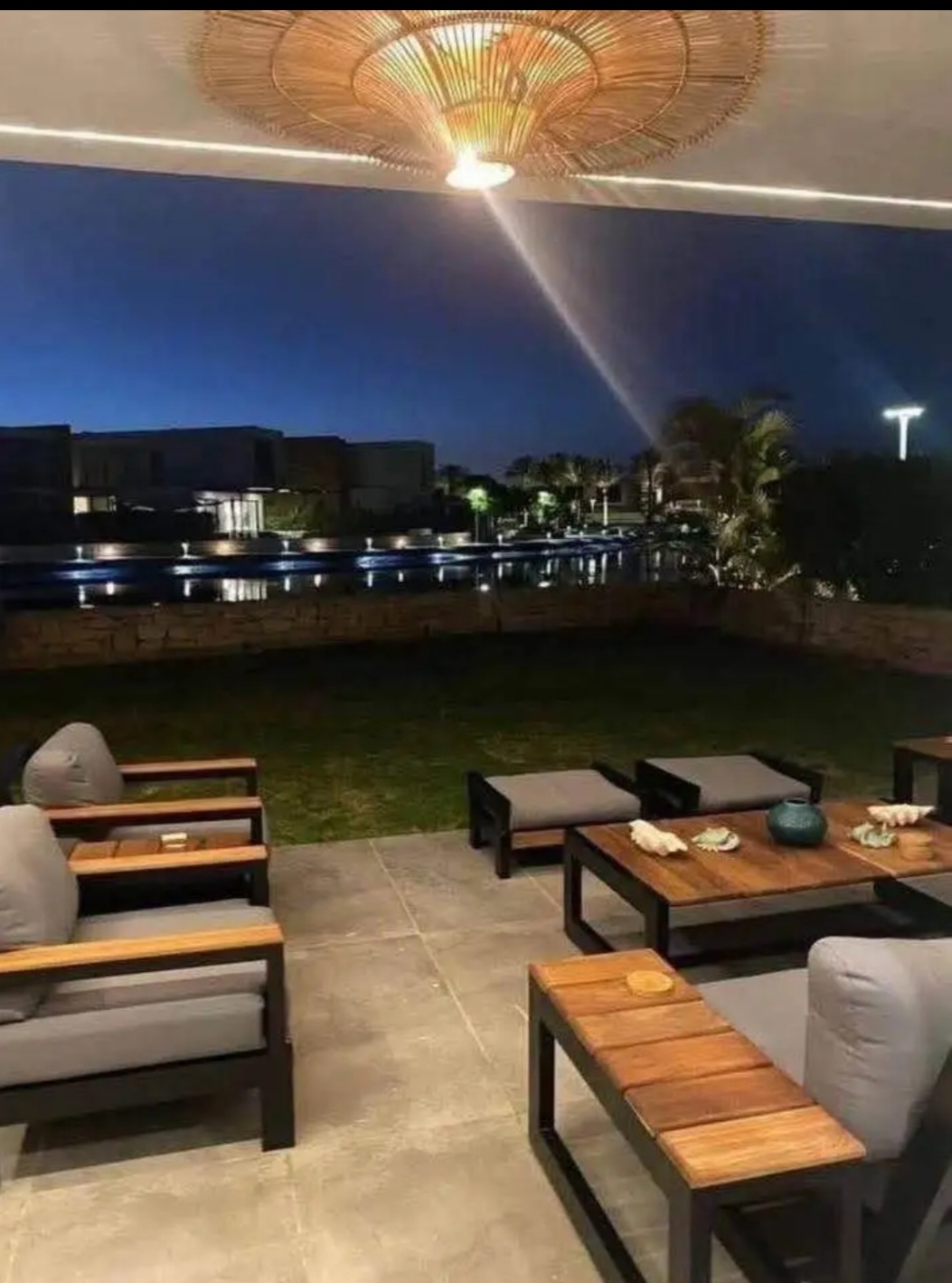 الفيلا دي للبيع متشطبه بالكامل بالمطبخ و التكيفات سعرها