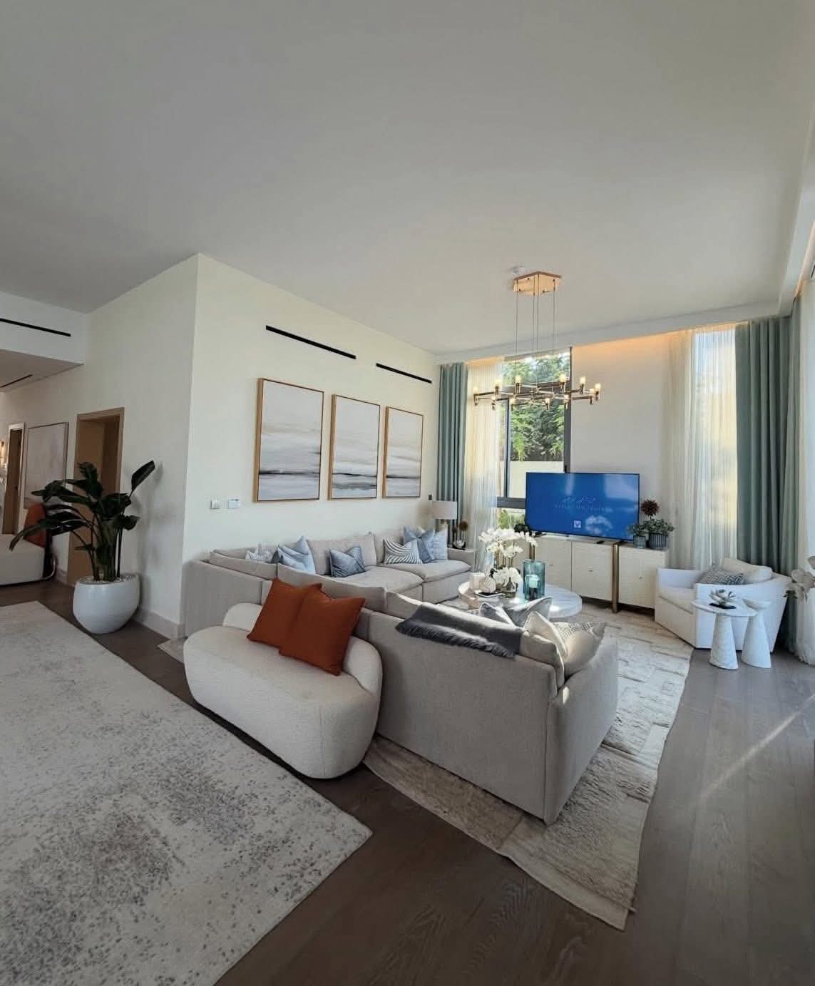 الفيلا للبيع  عباره عن ٣ ادوار و تقسيمتها بمساحه مميزه