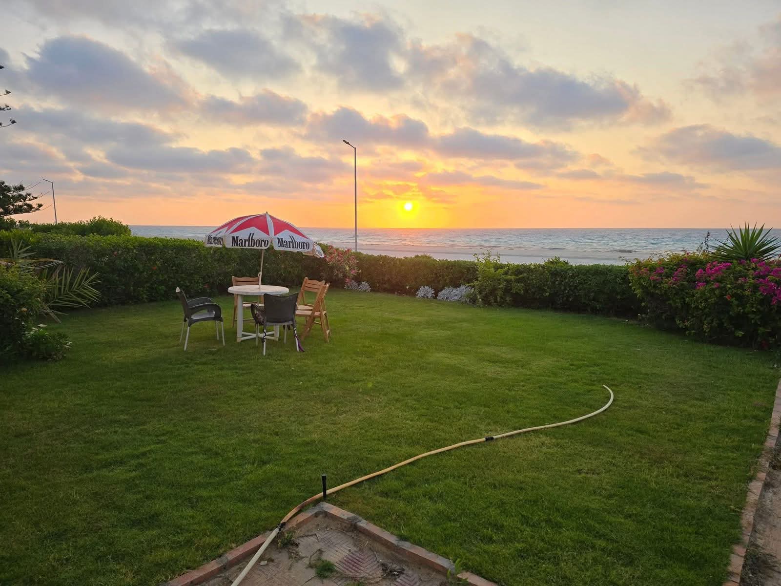 الشاليه مطلوب فيه كاش  ٨٠٠ الف جنية و باقي تقسيط علي ١٤ سنة  ع البحر مباشر  غرفتين + ٢ حمام